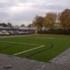 Kunstgras speelvloeren 21 We gebruiken alleen kunstgras van de hoogste kwaliteit in onze sportkooien en pannavelden. Op de afbeelding ziet u de laatste werkzaamheden van een multi-sportvloer met ingelegde sportbelijningen. Aansluitend wordt de sportkooi geplaatst.